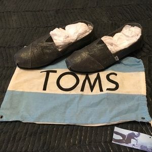 Toms Slip-ons in dark silver w/bag